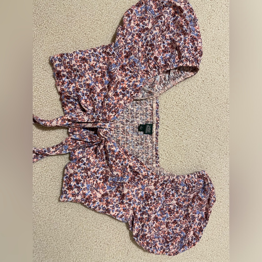 cute summery floral top, size small, never worn